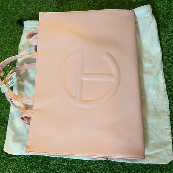 The iconic Unisex Shopping Bag is an Everyday bag for Everyone - Picture 1 of 5